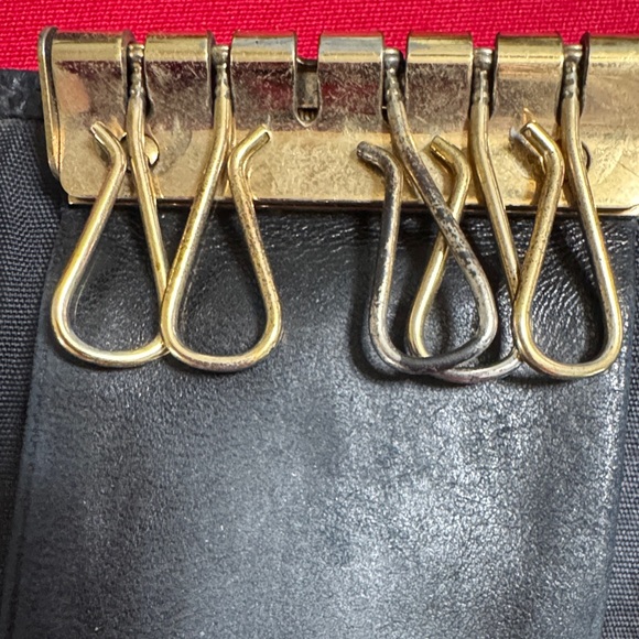 CHANEL Textured Black Leather key holder - Picture 4 of 8